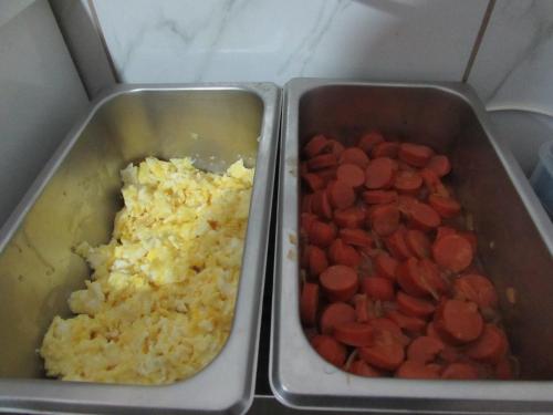 two trays of food with carrots and scrambled eggs at Teodoro Palace Hotel a 5 minutos do Brás e Bom Retiro in Sao Paulo