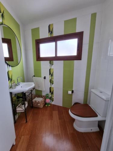ein Badezimmer mit Toilette und Waschbecken in der Unterkunft Apartamento La Villa in Valverde