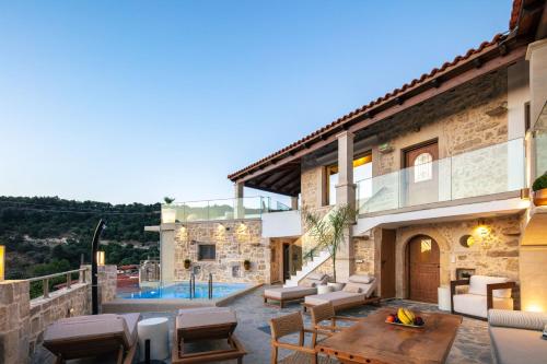 Bazén v ubytování Moundros Luxury Villa & Spa nebo v jeho okolí