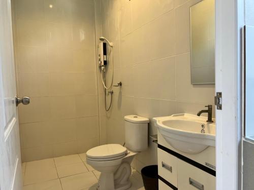 a bathroom with a toilet and a sink at Mac's Bay Resort in Ban Tai