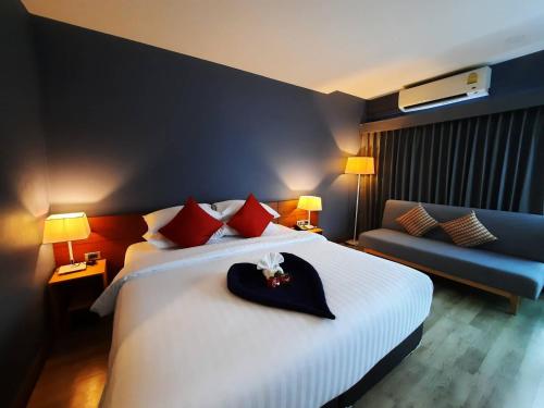 Ένα ή περισσότερα κρεβάτια σε δωμάτιο στο Comet Hotel Surat Thani