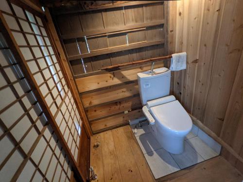 にある自然と触れ合える宿みのむしの木造のバスルーム(トイレ付)