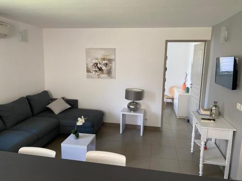 a living room with a couch and a table at Valle Di Casa in Sotta