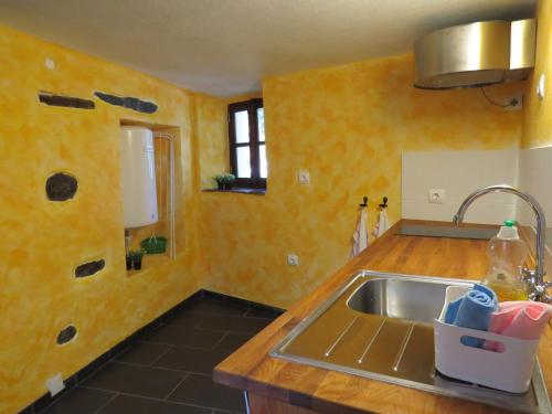 uma cozinha com um lavatório e uma bancada em Casas da Encosta em Proença-a-Nova