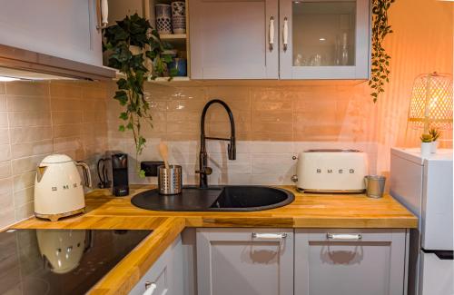 Køkken eller tekøkken på Nice Vieille Ville Appartement neuf et cosy, deux chambres, 6 couchages