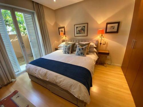 Un dormitorio con una cama grande y una ventana en Parama 003 Secure, Luxurious Waterfront Apartment en Ciudad del Cabo
