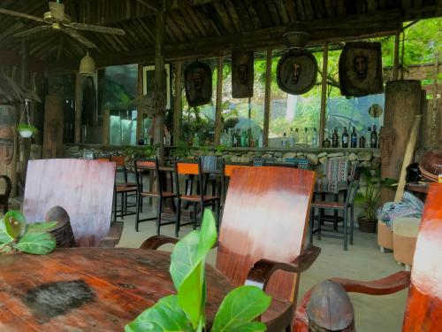 een kamer met een tafel en stoelen en een bar bij Thuyền mây Sapa homestay in Sa Pa