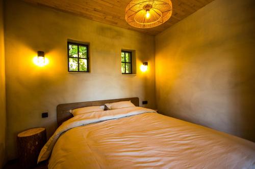 - une chambre avec un lit et deux oreillers dans l'établissement The cabin Morris, à Holsbeek
