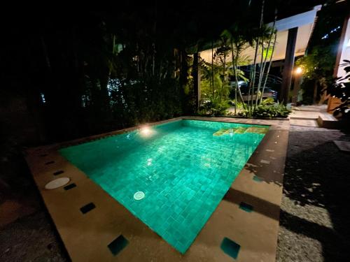an empty swimming pool at night with a building at Private Pool & Jacuzzi Villa, Phratumnak, Pattaya - 600m from the beach, 711 nearby in Pattaya South