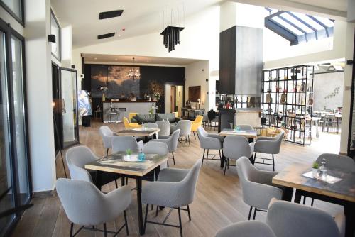 Un restaurante u otro lugar para comer en Hotel Koferita