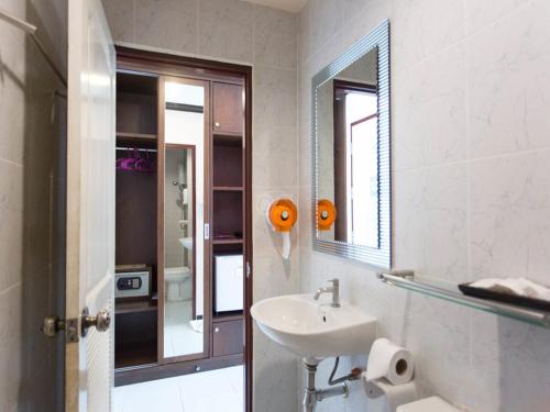 Baño blanco con lavabo y espejo en The Haleeva Aonang - SHA Certified, en Ao Nang Beach