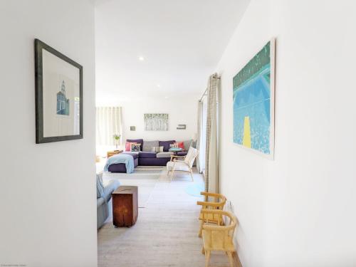 un soggiorno con pareti bianche e un divano blu di Innisfree, Middleton on Sea a Middleton-on-Sea