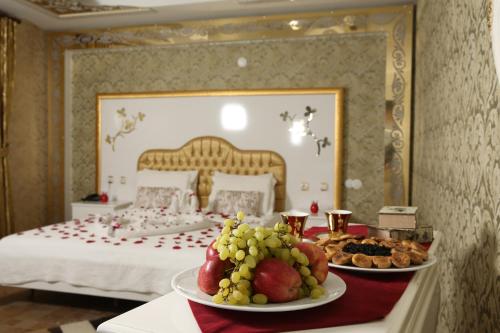 sypialnia z łóżkiem i stołem z owocami w obiekcie Lalehan Hotel Special Class w mieście Amasya