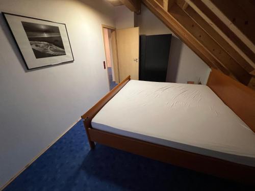 a small bedroom with a bed in a room at Familie Ising in Wörnitz
