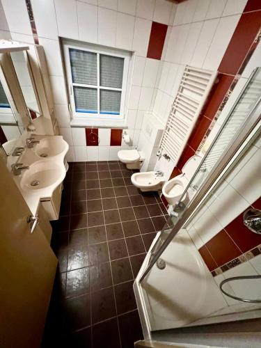 a bathroom with two sinks and two toilets at Familie Ising in Wörnitz