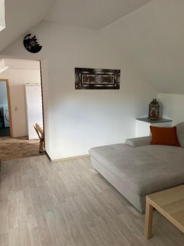 um quarto com uma cama e uma parede branca em Casa Andrea 3-Zimmer Wohnung em Wallersdorf