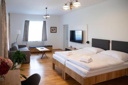 ein Schlafzimmer mit einem Bett und ein Wohnzimmer in der Unterkunft Vila Markéta in Ledeč nad Sázavou