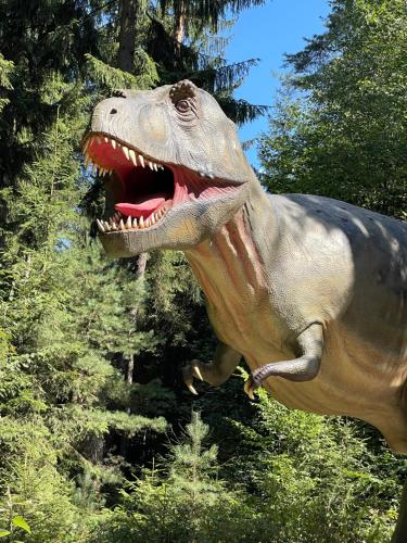 a dinosaur statue of a dinosaur with its mouth open at Zauberhaft im Naturpark Altmühltal in Greding