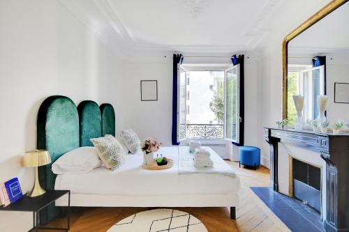 - un salon avec un lit et une cheminée dans l'établissement CMG - Batignolles 2F, à Paris