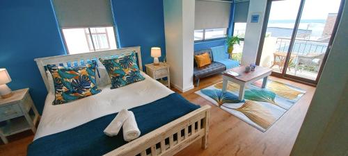 Katil atau katil-katil dalam bilik di The Sandcastle Guesthouse - Melkbosstrand