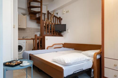 ナクソス・コラにあるSmall Apartment in Grotta Naxosのベッドと小さなテーブル付きの小さな部屋