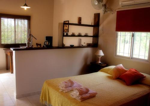 ein Schlafzimmer mit einem Bett mit zwei Handtüchern darauf in der Unterkunft Puerto Escondido in Colón