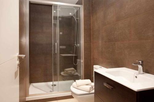 een badkamer met een douche en een wastafel bij Apart céntrico con terraza en Gracia in Barcelona