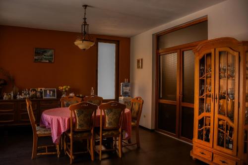 a dining room with a table and some chairs at Pensiunea Clasic Hunedoara in Peştişu Mare