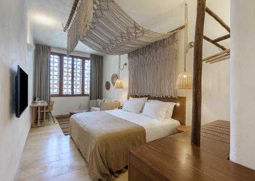Una cama o camas en una habitación de Kedma by Isrotel Collection