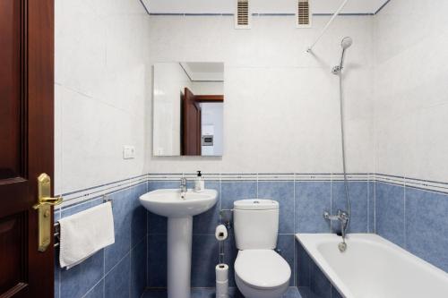 La salle de bains est pourvue de toilettes, d'un lavabo et d'une baignoire. dans l'établissement Apartamento con gran terraza Chill Out, à Guía de Isora