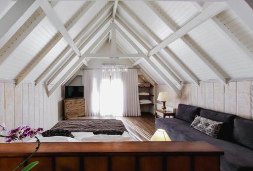 um quarto grande com uma cama e um sofá em Bavaria Sport Hotel em Gramado