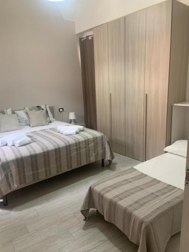 um quarto com 2 camas e um armário em Vittorio Emanuele house em Catânia