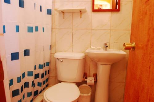 łazienka z toaletą i umywalką w obiekcie Hostal Miskanty w mieście San Pedro de Atacama