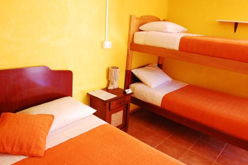 Cette petite chambre comprend 2 lits superposés et une table. dans l'établissement Hostal Miskanty, à San Pedro de Atacama
