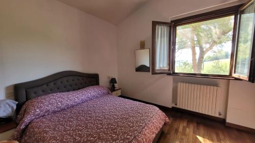 una camera con un letto e due finestre di Il Gelso Nero II ad Ancona