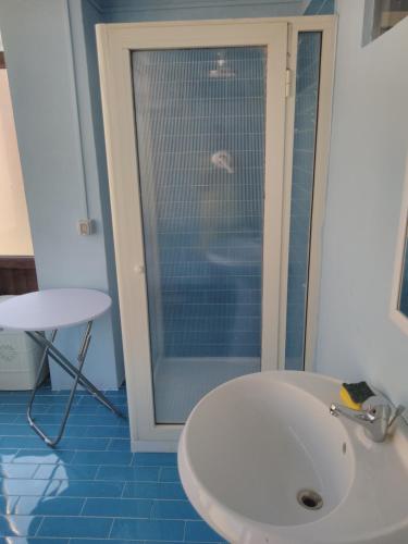 RotondiにあるCasa vacanza al borgoのバスルーム(洗面台、ガラス張りのシャワー付)
