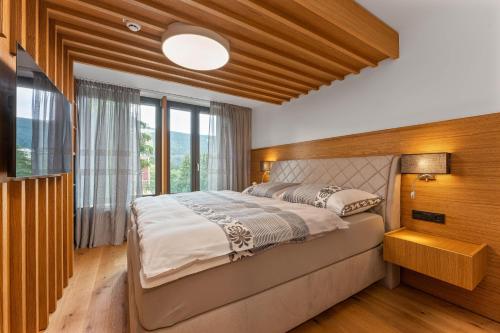 Postel nebo postele na pokoji v ubytování Residence Koubek - Útulný apartmán s výhledem a parkováním
