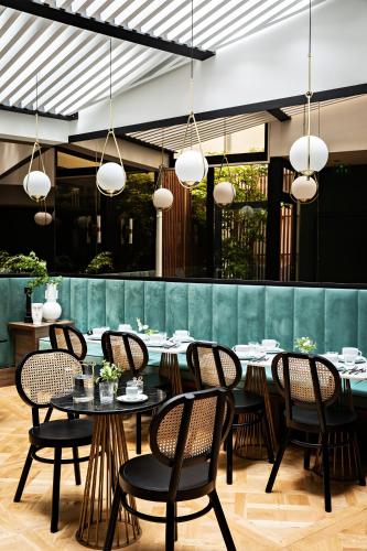 een eetkamer met een tafel en stoelen bij Holiday Inn Paris Palais de l'Elysée by IHG in Parijs