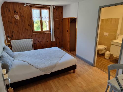 SondernachにあるChambres d'hôtes A la Fecht Nature et Bien-êtreのベッドルーム1室(ベッド1台、バスルーム付)