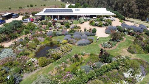Un jardín fuera de River Gardens Axedale Pet Friendly Farmstay B&B