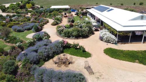 Un jardín fuera de River Gardens Axedale Pet Friendly Farmstay B&B
