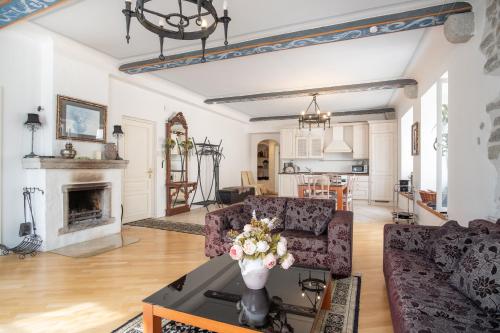 Foto Dream Stay - Historical 3-Bedroom Apartment with Sauna 1