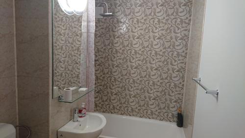 une salle de bain avec une douche avec des toilettes et un lavabo dans l'établissement Gamma Group Sud, à Bucarest