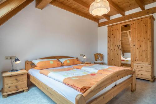 - une chambre avec un grand lit dans l'établissement Ferienwohnung Laile, à Eriskirch