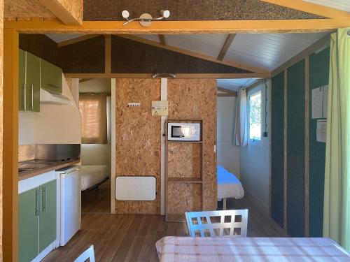 una casetta minuscola con cucina e camera da letto di Coimbra Camping & Bungalows a Coimbra