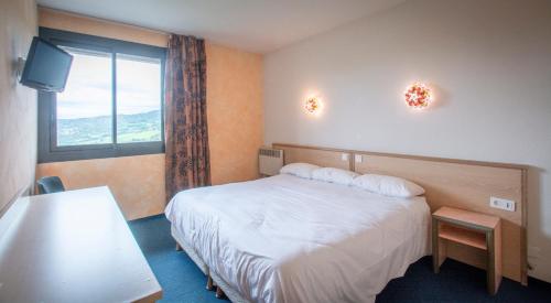 une chambre d'hôtel avec un lit et une fenêtre dans l'établissement Hôtel Saint Jean, à Montclar