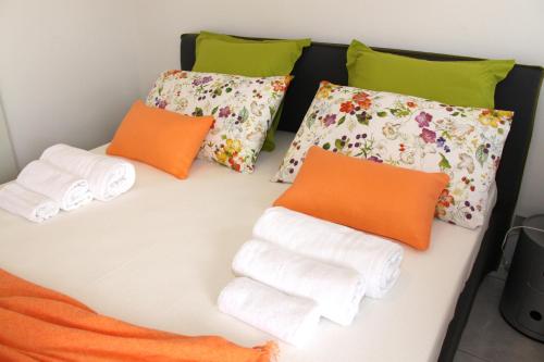 Una cama con toallas y almohadas. en Terrazze Fiorite, en Bérgamo