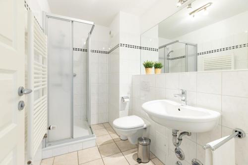 シャルボイツにあるHanseaten Residenz App 19のバスルーム(洗面台、シャワー付)