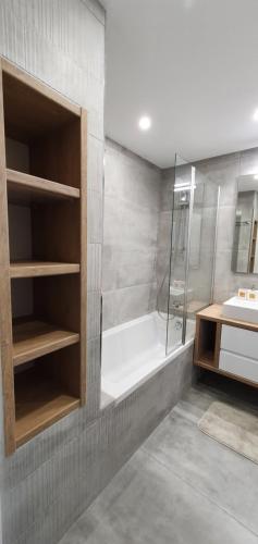 La salle de bains est pourvue d'une douche, d'une baignoire et d'un lavabo. dans l'établissement Beach View Vela House, à Albufeira