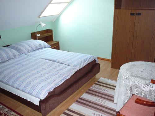 Кровать или кровати в номере Tilesch Apartment